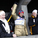 Petter Northug vinker til publikum fra Kongetribunen hos Kong Harald og Dronning Sonja (Foto: Lise Åserud / Scanpix)
